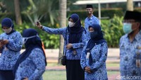 Seorang PNS selfie sebelum upacara dimulai.