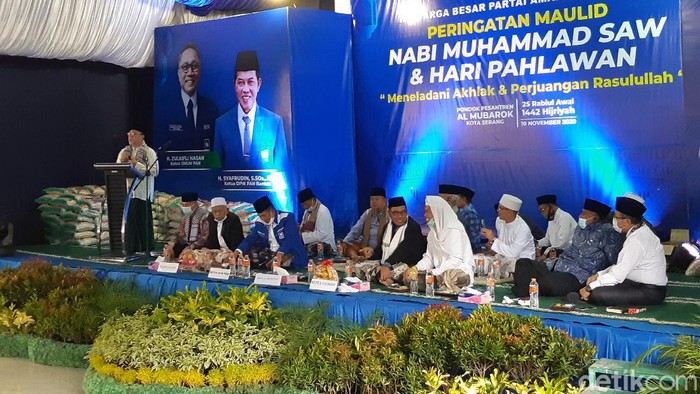 Wakil Ketua MPR Zulkifli Hasan saat menghadiri Maulid Nabi di Ponpes Al Mubarok, Serang.