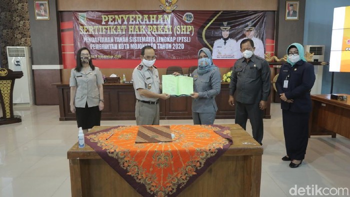 Wali Kota Mojokerto Ika Puspitasari atau Ning Ita terus berupaya mengamankan lahan aset daerah. Ia baru saja membuat 52 bidang tanah mendapatkan sertifikat atas nama Pemkot Mojokerto.