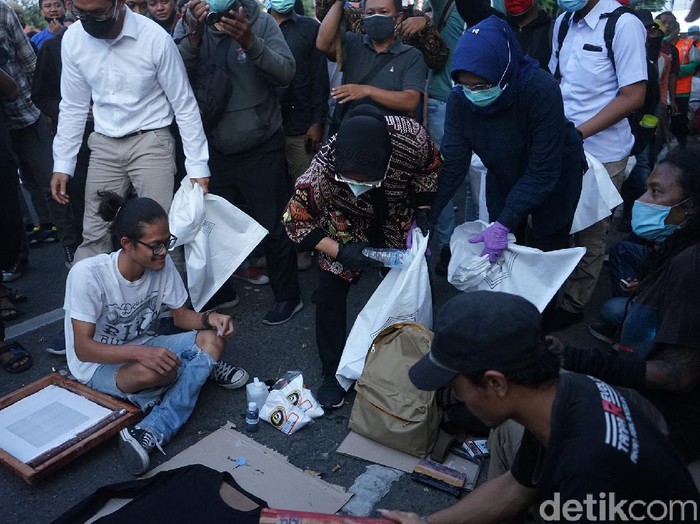 Wali Kota Surabaya Tri Rismaharini tiba-tiba mendatangi para pedemo tolak Omnibus Law di Taman Apsari. Ia memasuki kerumunan pedemo dan memunguti sampah.