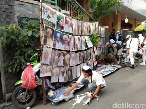 Warga menyambut kedatangan Habib Rizieq di Petamburan, Jakarta (Tiara Aliya/detikcom)