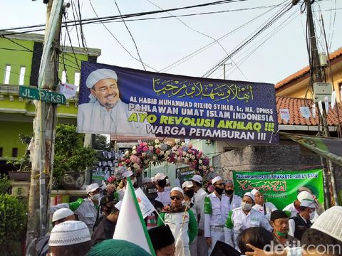 Warga menyambut kedatangan Habib Rizieq di Petamburan, Jakarta (Tiara Aliya/detikcom)