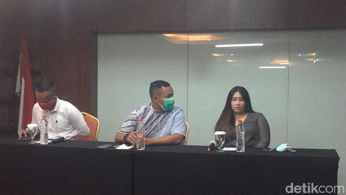 Winda Earl saat jumpa pers menjelaskan kasus duit Rp 22 miliar hilang (Wilda Nufus/detikcom)