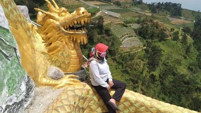 Penambahan spot selfie di Wisata Nepal Van Java di Dusun Butuh, Desa Temanggung, Kecamatan Kaliangkrik, Kabupaten Magelang, Jawa Tengah