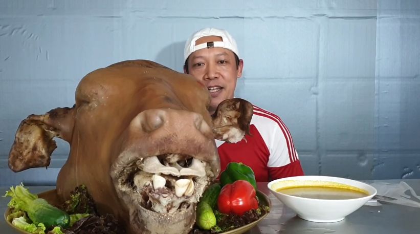 Wow! YouTuber Mukbang Kepala Sapi Utuh Seberat 30 Kg
