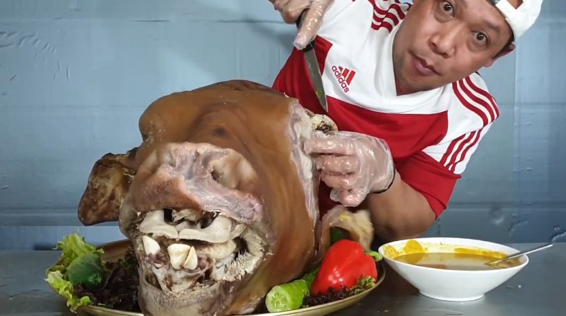 Wow! YouTuber Mukbang Kepala Sapi Utuh Seberat 30 Kg