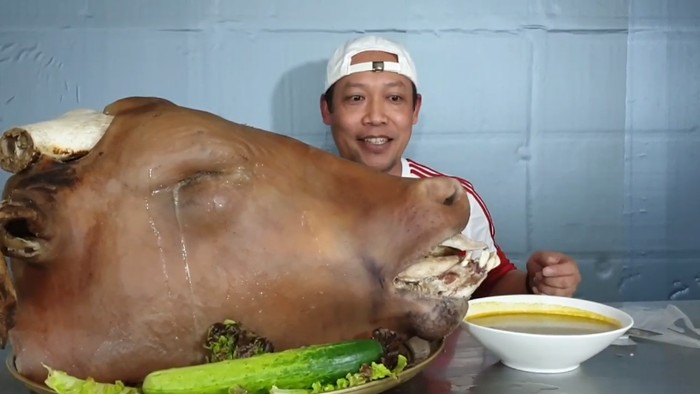 Wow! YouTuber Mukbang Kepala Sapi Utuh Seberat 30 Kg