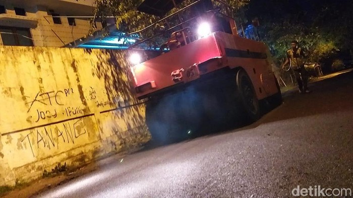 2 Ruas Jalan di Bandung 'Dibalut' Aspal Berbahan Ramah Lingkungan Kementerian PUPR melakukan ujicoba pengaspalan jalan dengan menggunakan teknologi ramah lingkungan. Ada dua ruas jalan dengan total panjang 470 meter di Bandung yang menggunakan aspal berbahan ramah lingkungan ini. Bila biasanya proses pengaspalan menggunakan metode hotmix, untuk kali ini dua ruas jalan di Bandung yakni Jalan Eyckman dan Jalan Rumah Sakit menggunakan metode warmix.