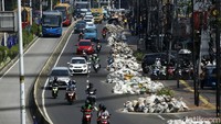 Jalan Otista menjadi menyempit akibat proyek galian tersebut.
