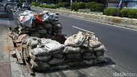 Proyek galian kabel fiber optik sedang dilakukan di Jalan Otista Raya, Kampung Melayu, Jakarta, (11/11/2020).
