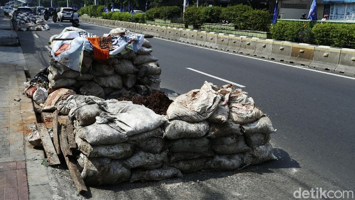 Ada Galian Optik, Jalan Otista Menyempit Jalan Otista Raya, Kampung Melayu, Jakarta Timur, menyempit akibat proyek galian kabel serat optik fiber, Rabu (11/11/2020). Proyek galian tersebut menyebabkan lalu lintas di sana tersendat.