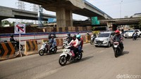 Rekayasa lalu lintas lawan arah (contraflow) diberlakukan di Jalan KH Noer Ali selama pengerjaan pelebaran jembatan Kali Cakung sisi selatan itu. 