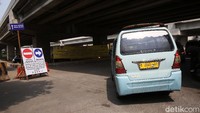 Rekayasa lalu lintas diterapkan untuk meminimalisir kemacetan di sekitar proyek pelebaran jembatan.