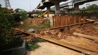 Sejumlah alat berat juga sudah dikerahkan untuk merampungkan proyek pelebaran jembatan tersebut.