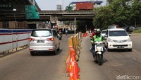 Sejumlah kendaraan melintas di samping proyek pelebaran jembatan (voided slab) Kali Cakung, Kalimalang, Bekasi, Jawa Barat, Rabu (11/11/2020).