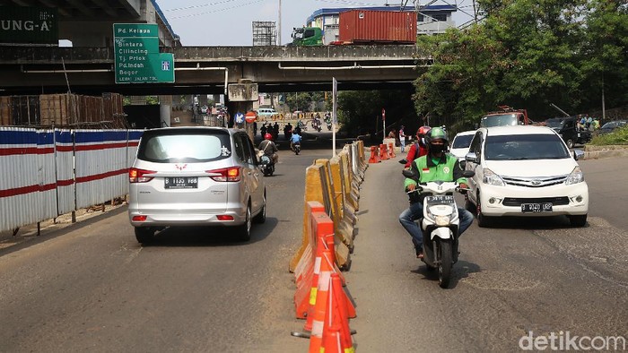 Ada Proyek Jembatan, Lalin Jalan KH Noer Ali Kalimalang Direkayasa Sejumlah kendaraan melaju di samping proyek pelebaran jembatan (Voided Slab) kali Cakung, Kalimalang, Bekasi, Jawa Barat, Rabu (11/11/2020). Rekayasa lalu lintas lawan arah (contraflow) diberlakukan di Jalan KH Noer Ali selama pengerjaan pelebaran jembatan kali Cakung sisi selatan itu.