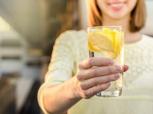 Apa Benar Minum Air Lemon Bisa Turunkan Berat Badan?