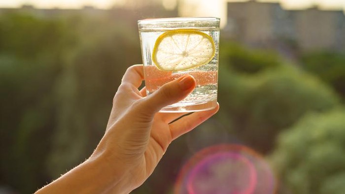 Apa Benar Minum Air Lemon Bisa Turunkan Berat Badan?