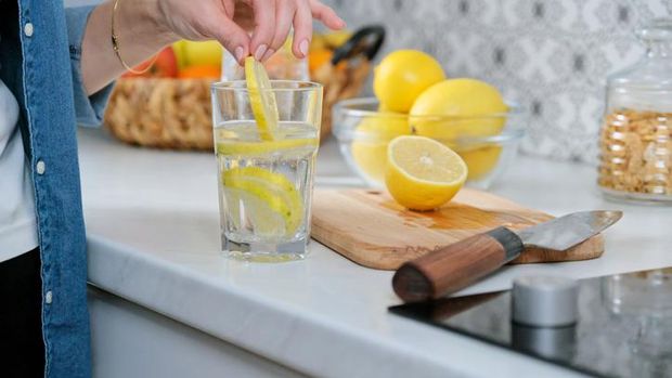 Apa Benar Minum Air Lemon Bisa Turunkan Berat Badan?