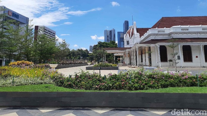 Alun-alun Suroboyo yang di bawah tanah batal diresmikan saat Hari Pahlawan. Ada beberapa hal yang menjadi penyebab molornya peresmian.