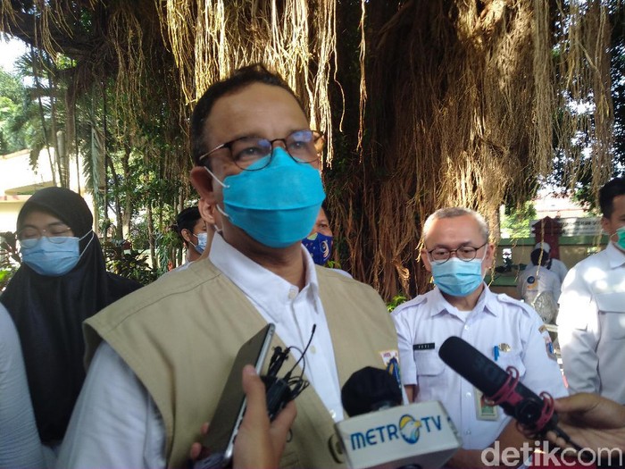 Anies menghadiri HUT NasDem dengan bersepeda dan menyapa lansia di panti sosial, Jaksel (Tiara Aliya/detikcom)
