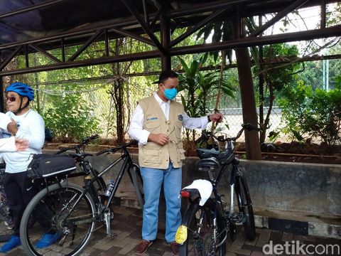 Anies menghadiri HUT NasDem dengan bersepeda dan menyapa lansia di panti sosial, Jaksel (Tiara Aliya/detikcom)