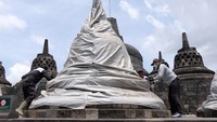 Stupa Candi Borobudur ditutup sebagai langkah antisipasi melindungi batu candi dari abu vulkanik jika gunung Merapi Erupsi. 