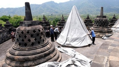 Antisipasi Erupsi, Stupa Candi Borobudur Ditutup Terpal
