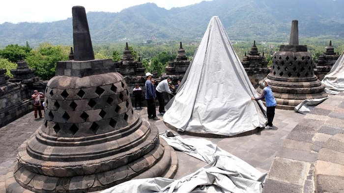 Sejumlah pekerja menutup stupa menggunakan terpaulin di kompleks candi Borobudur, Magelang, Jateng, Rabu (11/11/2020). Penutupan candi Borobudur oleh Balai Konservasi Borobudur (BKB) sebagai langkah antisipasi melindungi batu candi dari abu vulkanik jika gunung Merapi Erupsi. ANTARA FOTO/Anis Efizudin/hp.