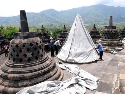 Antisipasi Erupsi, Stupa Candi Borobudur Ditutup Terpal