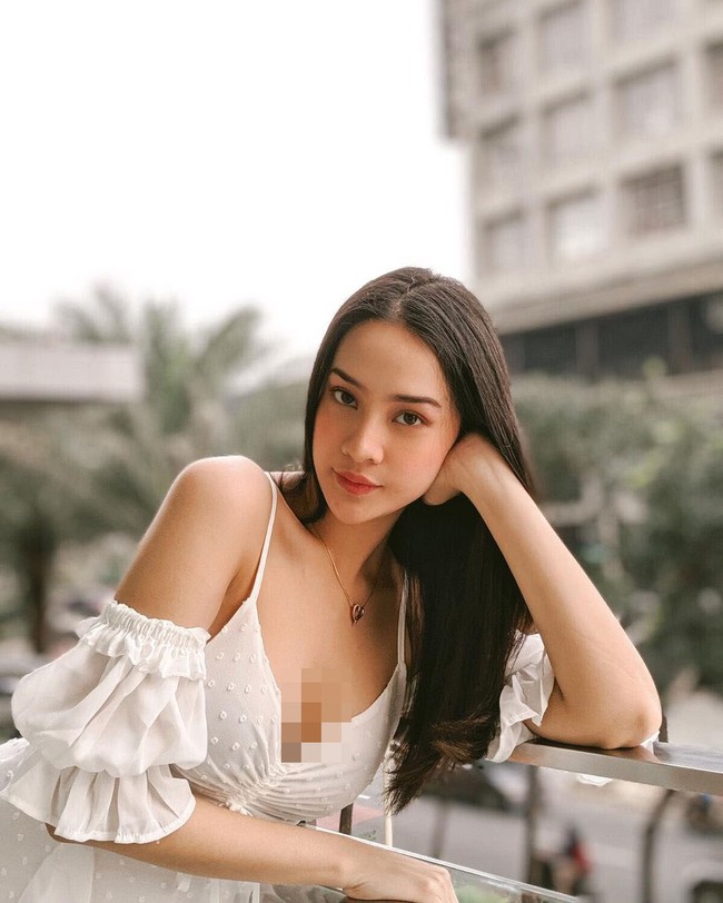 Anya Geraldine kerap menebar aura seksinya dalam balutan busana berbelahan dada rendah. (Foto: Instagram/@anyageraldine)
