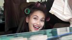 Rambut Masih di Roll, Ayu Ting Ting Mau Ke Mana?