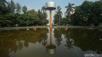 Kolam air penuh lumut pun sudah tidak beroperasi.