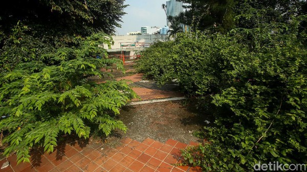 Penampakannya kontras dengan area M Bloc Space yang ramai dikunjungi milenial dan Stasiun MRT yang menjadi tempat masyarakat lalu lalang.