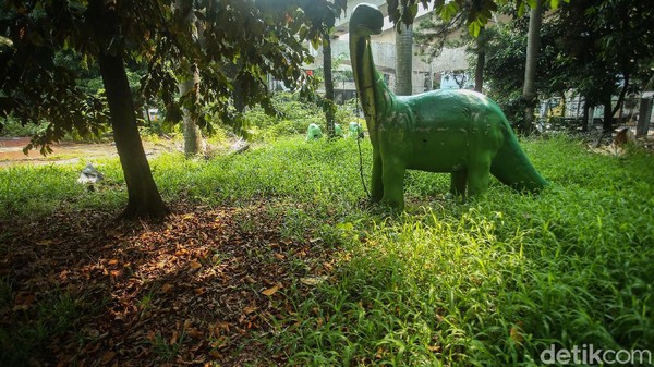 Taman Martha Tiahahu kini tak sedap dipandang mata. Pohon di taman itu bersisihan dengan rumput liar, sedangkan patung-patung binatang dan lantai berlumut. Taman Martha Tiahahu kini tak sedap dipandang mata. Pohon di taman itu bersisihan dengan rumput liar, sedangkan patung-patung binatang dan lantai berlumut.