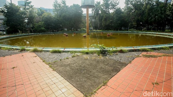 Taman Martha Tiahahu ini telah berdiri sejak tahun 1948 dengan perancangnya adalah M. Soesilo.