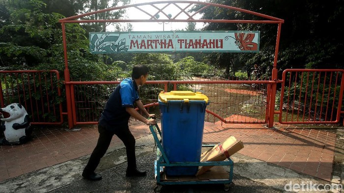 Taman Martha Tiahahu di Blok M, Jakarta Selatan tak terurus. Pengelola menjelaskan penyebab hingga taman yang ada di pusat kota tersebut terbengkalai