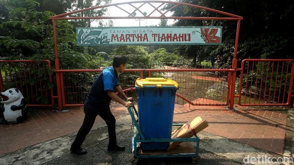 Salah satu taman kota Jakarta yang terletak Blok M itu, saat ini tampak terbengkalai dengan rumput-rumput yang kian meninggi. Salah satu taman kota Jakarta yang terletak Blok M itu, saat ini tampak terbengkalai dengan rumput-rumput yang kian meninggi.