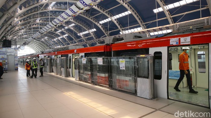 Operasi LRT Jabodebek mundur dari target. Awalnya ditargetkan bisa beroperasi di akhir 2021, namun kini mundur ke pertengahan 2022.