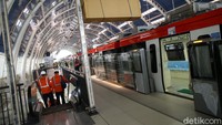 Sebelumnya, Direktur Operasi 2 Adhi Karya Pundjung Setya Brata menyatakan proyek LRT Jabodebek diperkirakan mundur ke Juni 2022 dari target awal Desember 2021. Dia menjelaskan mundurnya penyelesaian proyek LRT Jabodebek dipengaruhi oleh pandemi COVID-19 dan molornya pembebasan lahan untuk depo.