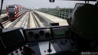 Hari ini pengerjaan longspan LRT Jabodebek di kawan Dukuh Atas telah selesai dilakukan dengan melakukan pengecoran terakhir. Dengan begitu, seluruh lintasan atas pada LRT Jabodebek di tahap I telah tersambung.