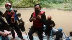Wali Kota Bogor Bima Arya Susuri Sungai Ciliwung