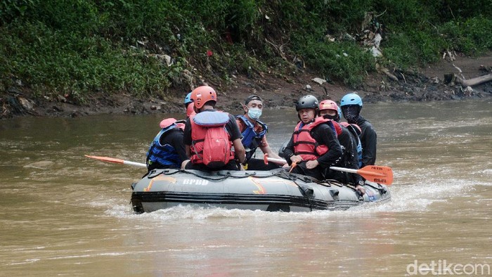 Bima Arya Susuri Ciliwung Wali Kota Bogor Bima Arya Sugiarto melakukan ekspedisi dengan menyusuri Sungai Ciliwung, Rabu (11/11/2020). Ekspedisi tersebut dilakukan untuk memetakan titik tertentu dari hulu ke hilir yang berpotensi menyebabkan banjir pada musim hujan.