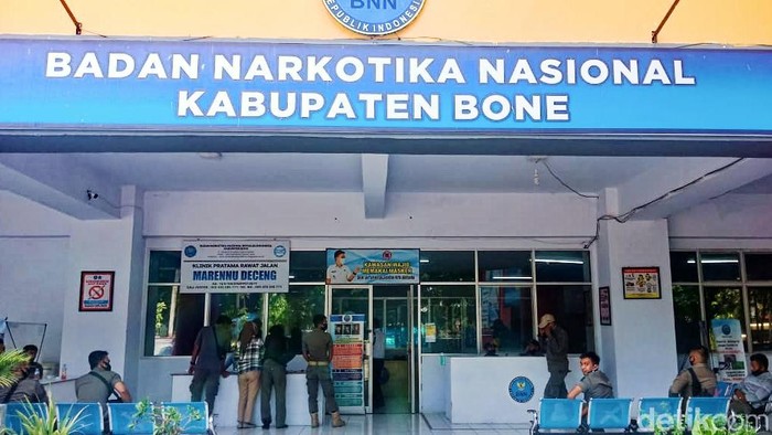 BNNK Bone tangkap 3 orang terkait kasus sabu. Barang bukti sabu, uang tunai, hingga soft gun disita (dok Istimewa)