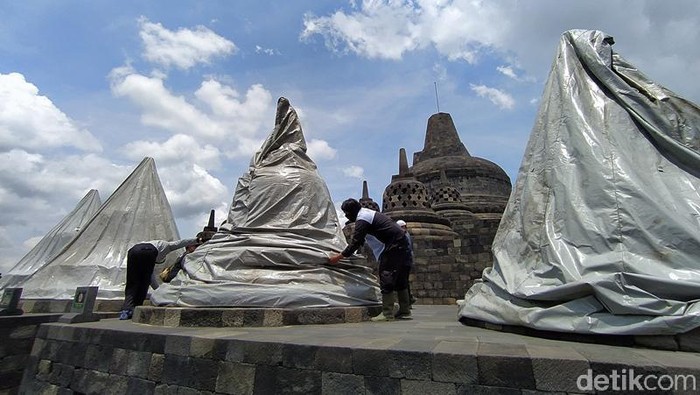 Penutupan Candi Borobudur di Magelang pasca erupsi Merapi.