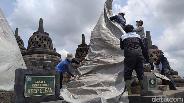 Penutupan Candi Borobudur di Magelang pasca erupsi Merapi.