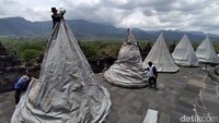 Terpaulin khusus ini yang jika ditutupkan di stupa tidak ada kelembaban. Adapun di lantai 8 ini ada 32 stupa, tapi belum semuanya ditutupi (Eko Susanto/detikTravel)
