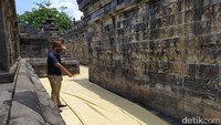 Terpaulin tersebut di lorong lantai 1 sudah digelar. Sedangkan di lantai lainnya sudah disiapkan di lokasi (Eko Susanto/detikTravel)