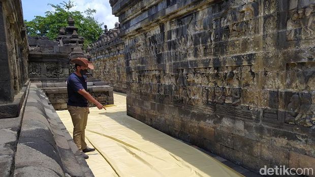 Penutupan Candi Borobudur di Magelang pasca erupsi Merapi.