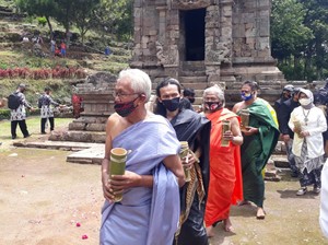 Pembersihan Candi Gedongsongo yang Sarat Makna